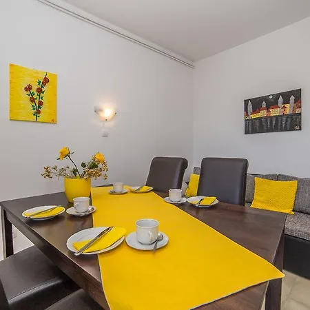 Juric Apartments-rab Palit