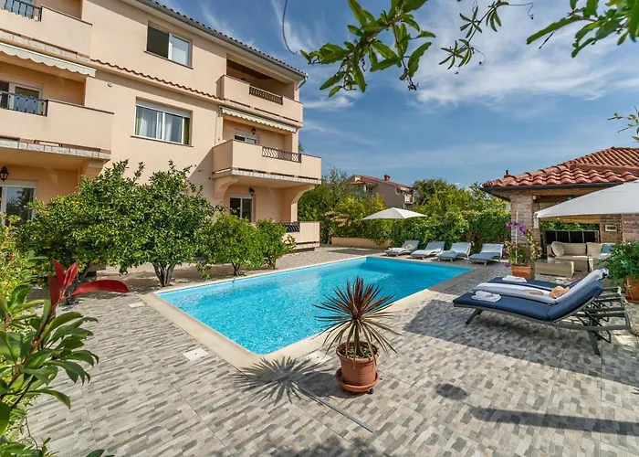 Juric Apartments-rab 公寓 Palit