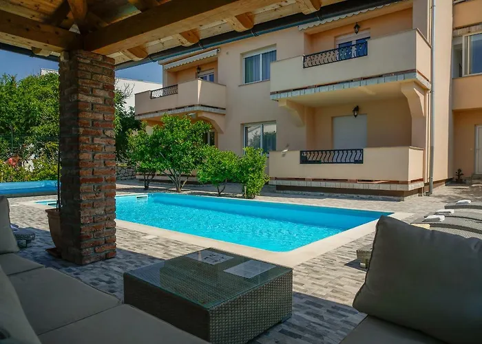 Juric Apartments-rab 公寓 Palit