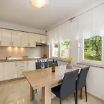 Juric Apartments-rab