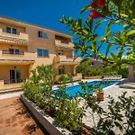 Juric Apartments-rab Palit
