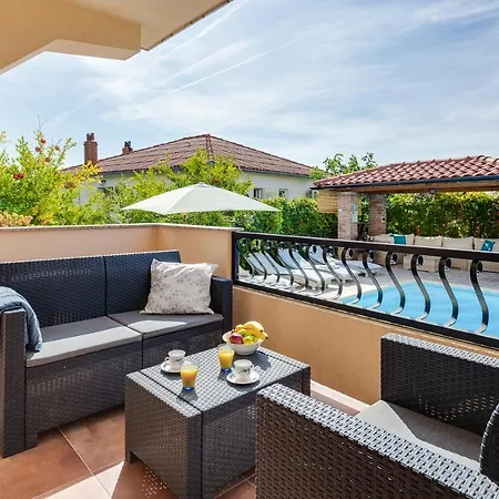 Juric Apartments-rab