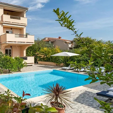 Juric Apartments-rab شقة