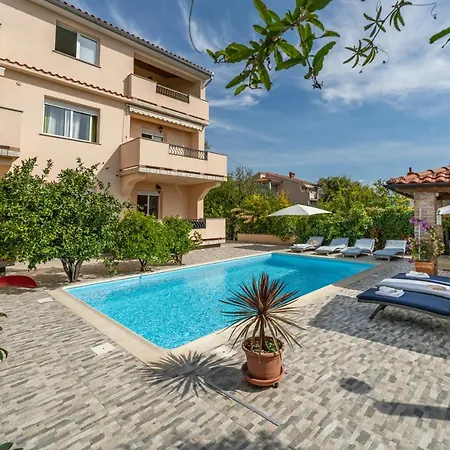 Juric Apartments-rab شقة Palit